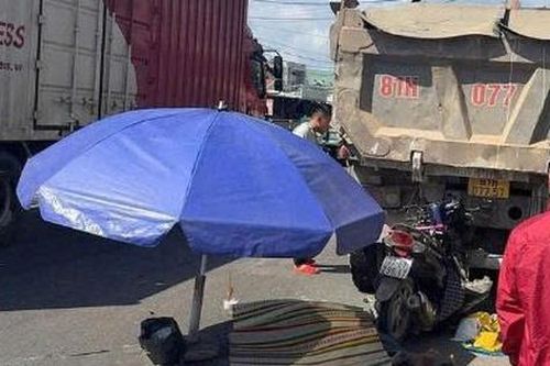 Bản tin TNGT 21/1: Đi xe máy tông ô tô tải đỗ bên đường, người phụ nữ tử vong tại chỗ