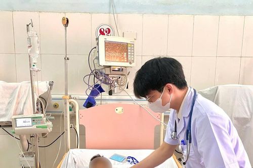 Ba trẻ nhỏ nhập viện do nghi ngộ độc thuốc: Cảnh tỉnh sự chủ quan của người lớn