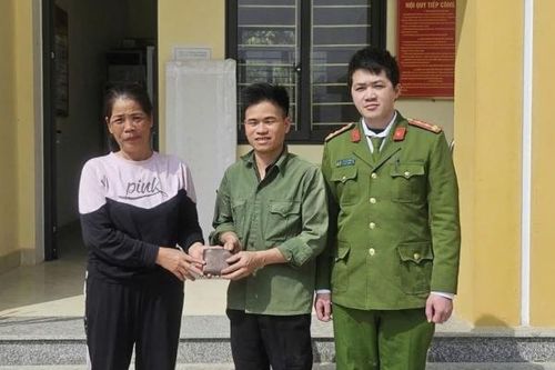Công an xã kịp thời xác minh, trao trả tài sản cho người dân