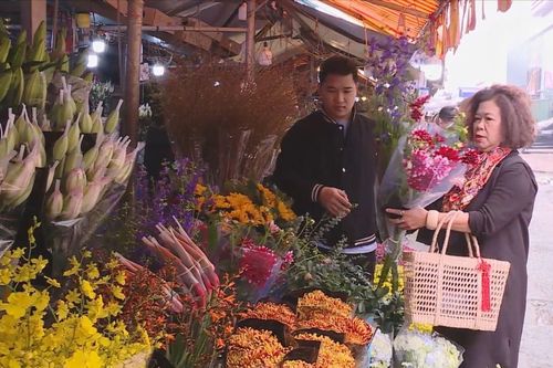 Lan, đào khoe sắc