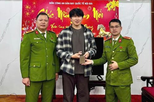 Hỗ trợ hành khách nước ngoài nhận lại tài sản thất lạc
