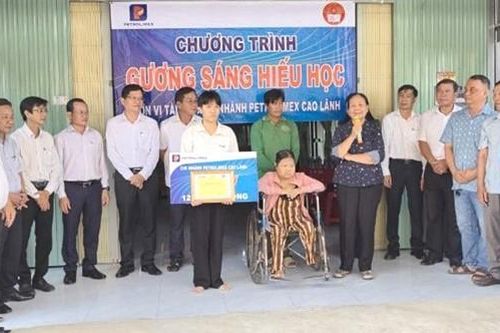Quỹ Khuyến học Nguyễn Sinh Sắc phối hợp trao học bổng Gương sáng hiếu học