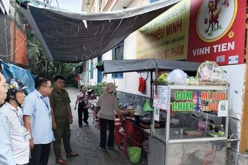 TPHCM: Kiên quyết xử lý nạn lấn chiếm vỉa hè, lòng đường khu vực trường Hutech