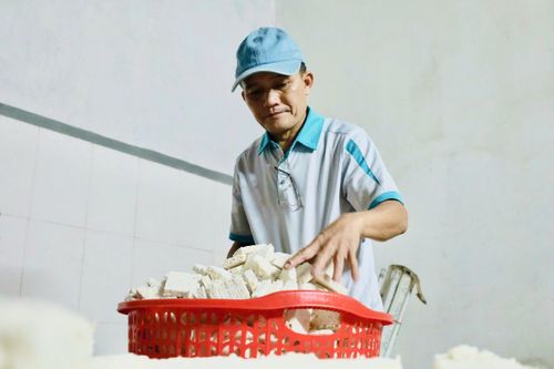 Làng bánh nổ ở Quảng Ngãi vào vụ Tết, bếp đỏ lửa từ sáng sớm tới đêm khuya