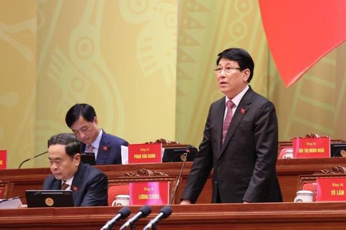 Đại biểu thảo luận tại hội trường về các văn kiện Đại hội XIV của Đảng