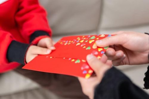 Cha mẹ lấy tiền lì xì của con có thể bị phạt tới 30 triệu đồng