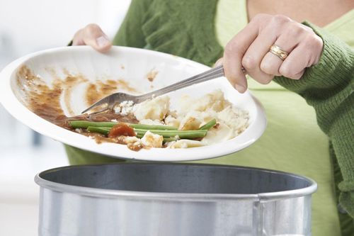4 loại thức ăn thừa nên vứt đi ngay, tiếc của ăn vào cẩn thận ung thư 'gõ cửa'