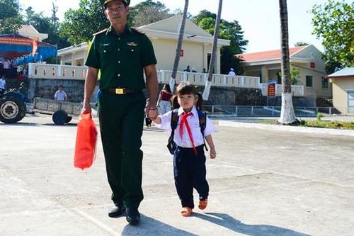 Chiến sĩ quân hàm xanh 15 năm 'gieo chữ' giữa biển trời Tây Nam