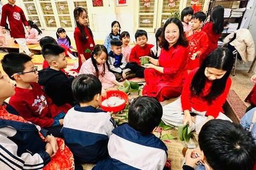 Sắc xuân tràn ngập, học sinh tiểu học hào hứng trải nghiệm gói bánh chưng dịp Tết