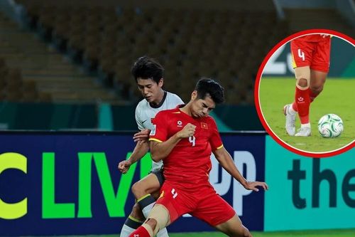Miếng băng gối của Hiểu Minh ngay từ đầu trận là dấu hiệu không thể xem nhẹ