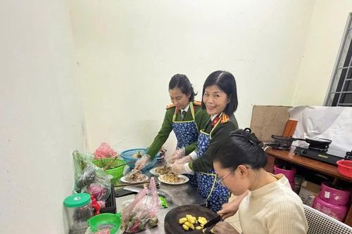 Ấm nghĩa tình 'Nồi cháo đồng đội'