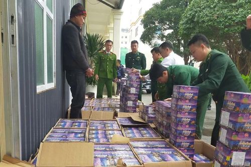 Bắt đối tượng người nước ngoài đang 'tuồn' hơn 1 tấn pháo nổ vào Việt Nam