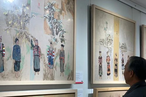 Triển lãm 'Sắc xuân Bính Ngọ' bên Hồ Hoàn Kiếm