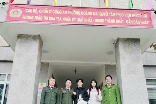 Nụ cười của du khách nước ngoài khi nhận lại tài sản đánh rơi