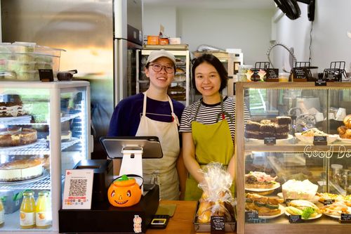 Bỏ công việc văn phòng để bán bánh mì 16 tiếng/ngày