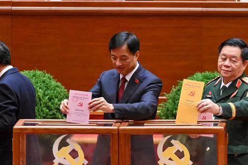 Các đại biểu bỏ phiếu bầu Ban Chấp hành Trung ương Đảng khóa XIV