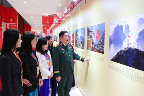 Các đại biểu tham quan Triển lãm ảnh 'Việt Nam - Một dải non sông'