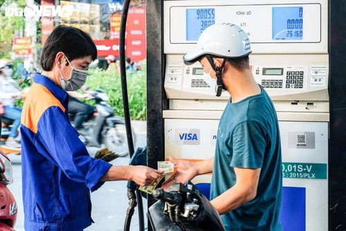 Giá xăng giảm, dầu tăng
