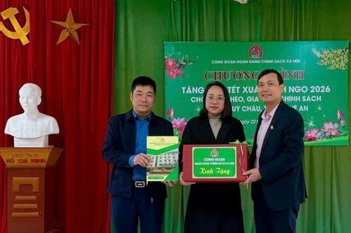 Ngân hàng Chính sách xã hội Việt Nam trao tặng quà Tết cho người dân xã Quỳ Châu