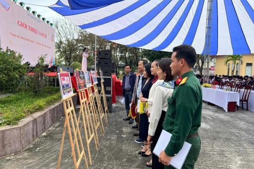 Khai mạc trưng bày, giới thiệu sách chào mừng Đại hội XIV của Đảng tại Thư viện Đà Nẵng