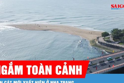 Cồn cát tự nhiên hướng ra biển Nha Trang hút khách