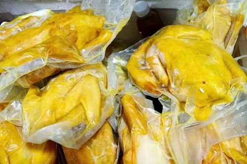 Phát hiện hàng trăm túi chân gà rút xương, gà ủ muối trôi nổi