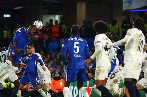 Chelsea 'vật lộn' với đội bóng nhỏ tại Champions League