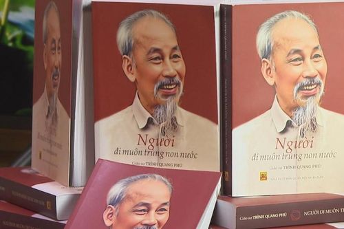 GS.TS Trình Quang Phú ra mắt cuốn truyện ký 'Người đi muôn trùng non nước'