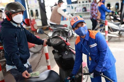 Giá xăng giảm, giá dầu tiếp tục đi lên từ 15h chiều nay