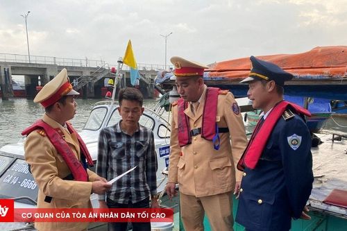 18 phương tiện bám, buộc vào tàu du lịch trên Vịnh Hạ Long bị xử lý