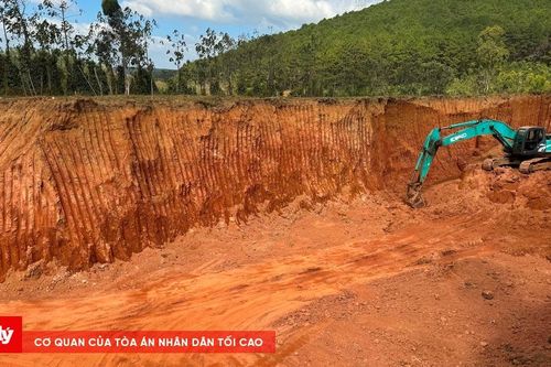 Quả đồi ven quốc lộ 19 ở Gia Lai bị 'xẻ thịt' chở đi san lấp khi chưa được cấp phép
