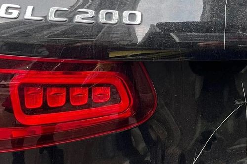 Công an vào cuộc vụ Mercedes GLC200 bị cào xước, bẻ gương, đập kính ở Hà Nội
