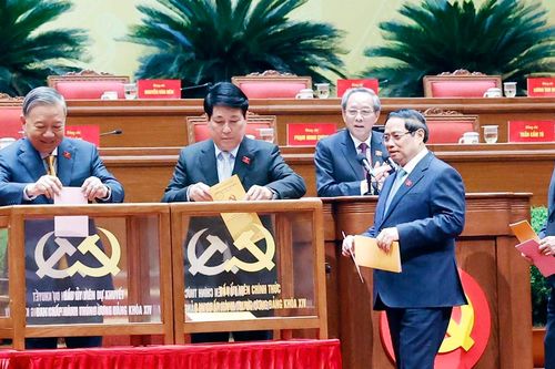 Hình ảnh đại biểu bỏ phiếu bầu Ban chấp hành Trung ương khóa 14