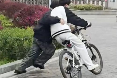 Kiếm tiền tỷ từ nghề dạy người lớn đi xe đạp
