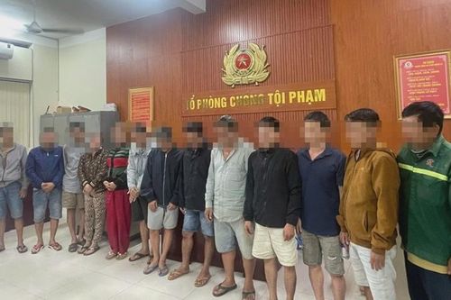 Bắt quả tang nhóm 12 đối tượng đánh bạc bằng hình thức 'lắc bầu cua'