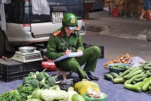 Xử phạt hàng loạt trường hợp lấn chiếm vỉa hè, lòng đường ở khu vực Tây Thạnh