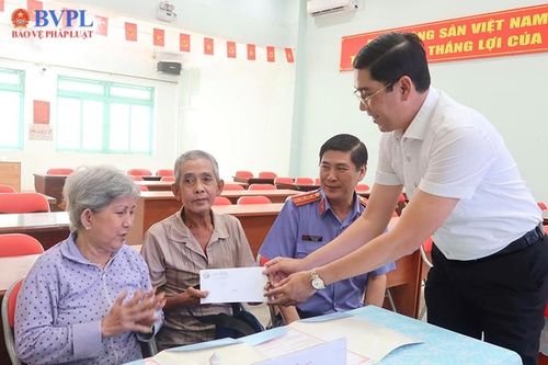 Sau 66 năm chờ đợi, một người dân được trao Giấy khai sinh từ kiến nghị của Viện kiểm sát