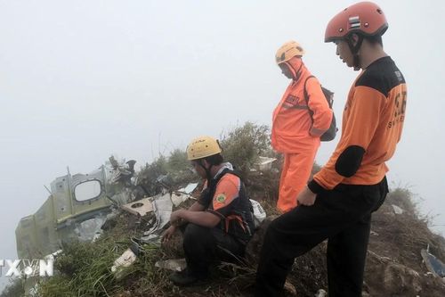 Vụ rơi máy bay ở Indonesia: Tìm thấy thêm 6 thi thể