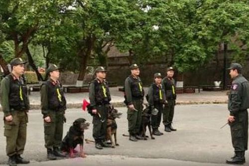 'Lá chắn thép' cảnh sát cơ động giữa mùa Đông giá rét