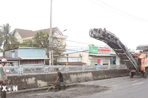 Khắc phục hư hỏng trên Quốc lộ 1A đoạn qua tỉnh Cà Mau