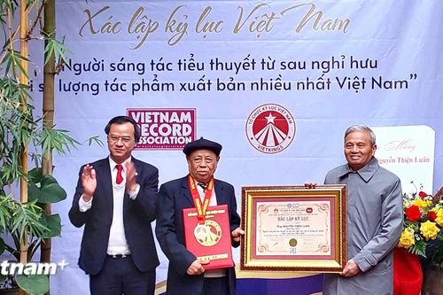 Xác lập Kỷ lục Việt Nam cho tác giả U90 từng viết 100 cuốn tiểu thuyết
