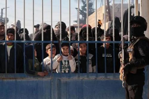 Mỹ bắt đầu chuyển 150 tù nhân IS đầu tiên từ Syria sang Iraq