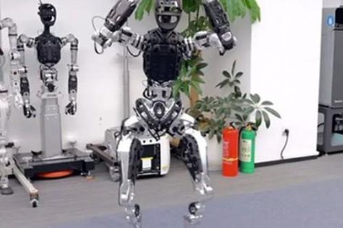 Robot hình người Adam 'gây bão' với điệu nhảy Charleston cực 'dẻo'