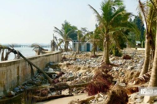 Bờ biển Hải Tiến tan hoang sau bão: Sẽ bố trí kinh phí khắc phục hậu quả