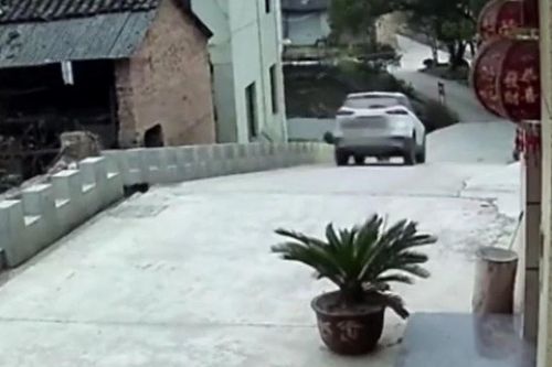 Quên kéo phanh tay, ô tô mất lái lao xuống ao trước cửa nhà