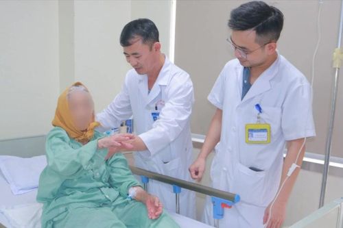 Gãy xương đùi ở tuổi 104: Ca thay khớp háng hiếm gặp