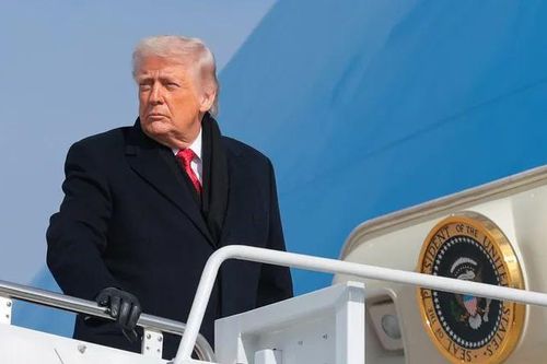 Chuyên cơ chở ông Trump tới Davos phải quay đầu vì sự cố