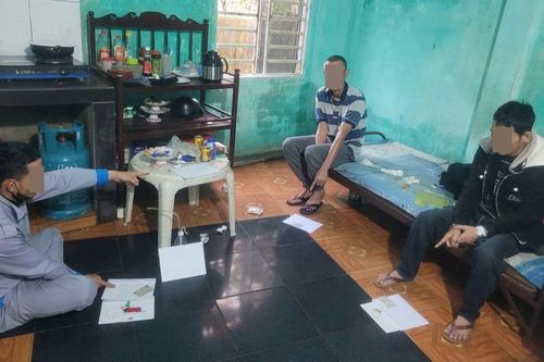Hành vi đáng xấu hổ của 3 gã đàn ông trong căn phòng bị Công an bắt quả tang