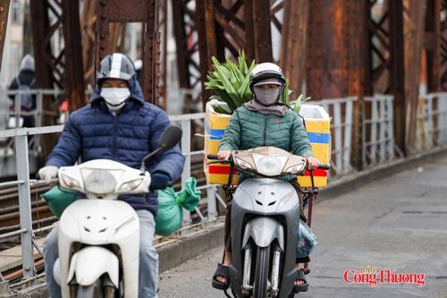 Không khí lạnh tăng cường, người Hà Nội co ro trong giá rét