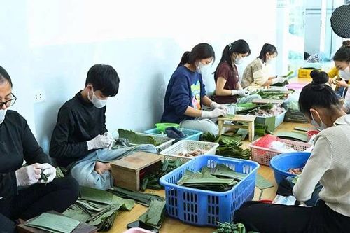 Các cơ sở sản xuất nem chua tất bật phục vụ thị trường cuối năm